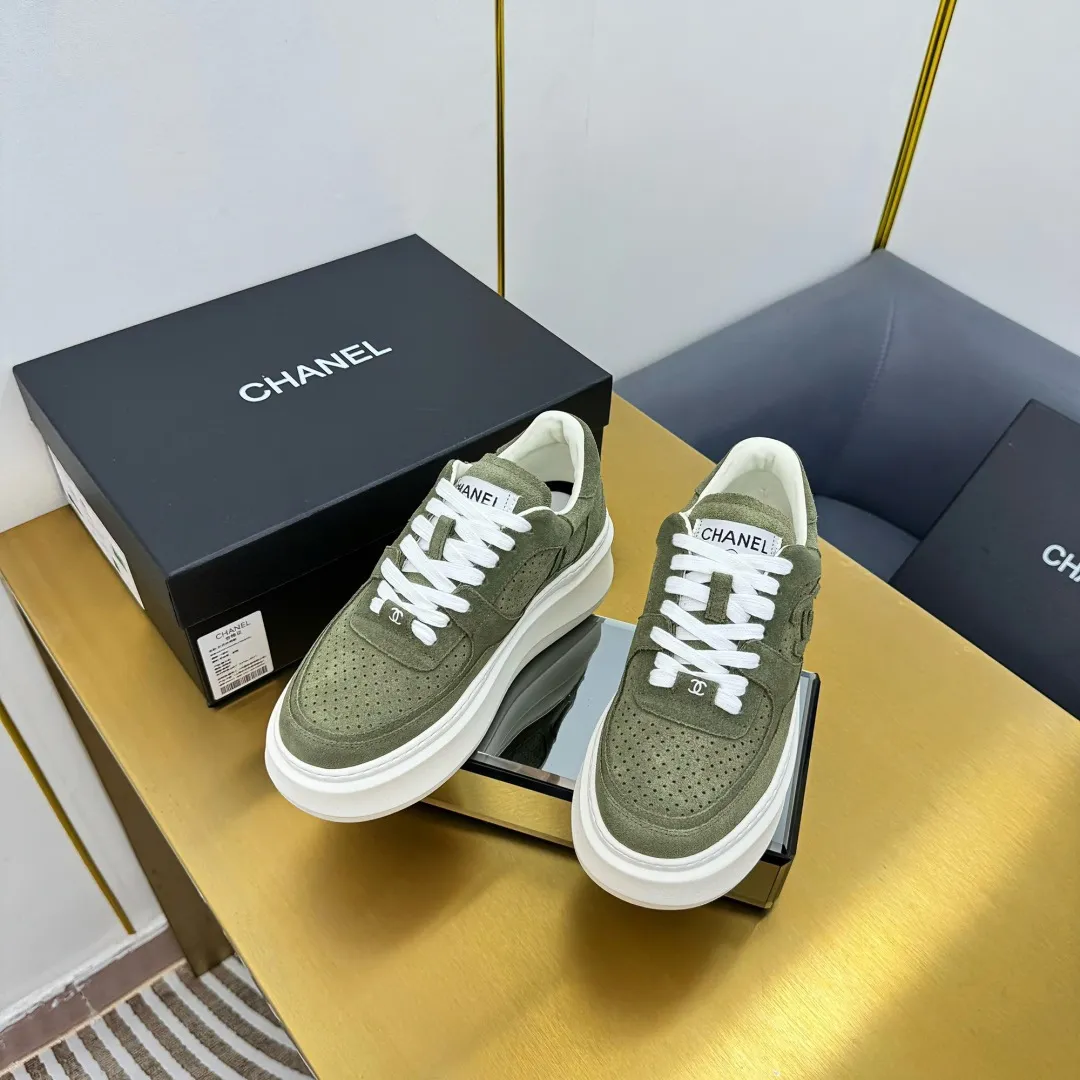 👟👟Ex-factory price 600👟👟 Upgraded version, upgraded version, upgraded version! No rebuttal accepted! ! ! ! Chanel Chanel panda shoes! 2025 counter's top casual sports shoes. This classic design; the upper is electro-embroidered with a variety of techniques; the outsole is fashionable and sporty; the unusual inclusion of a variety of color matching elements... The diversified mix and match is very good-looking and versatile, and can be used for leisure, fashion, sports, and outdoor... ꫛꫀꪝ Go➫ Materials: ❶Upper made of: original imported first-layer silk cowhide + original waterproof cloth + original first-layer cowhide ❷Inner lining: Original Yangli+Net ❸Outsole based on: Original TPU combination outsole Counter boutique packaging complete set for women 35–41 👉 👉